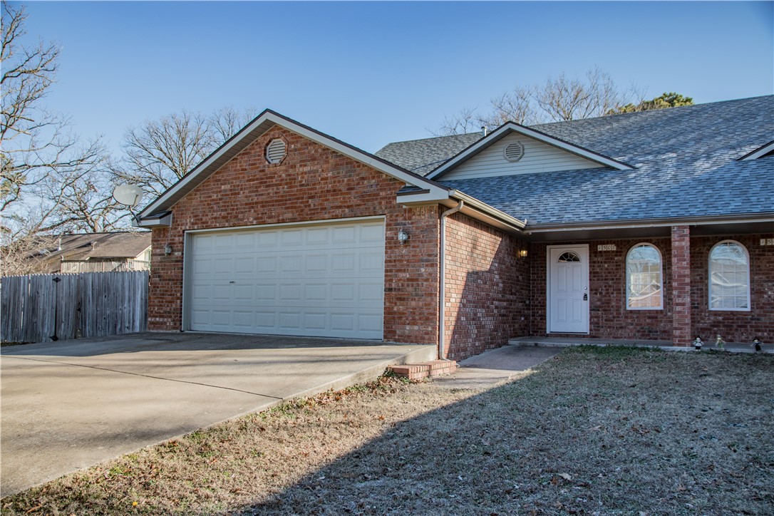 Spacious 3 bedroom 2.5 bath duplex for lease in North Bentonville! Theres an extra room upstairs that can be a 4th bedroom or office. Home also features: eat-in-kitchen, fenced backyard, 2 car garage and located at the end of the cul-de-sac. Ready to move in! Pet deposit is $1,000.00 per pet.