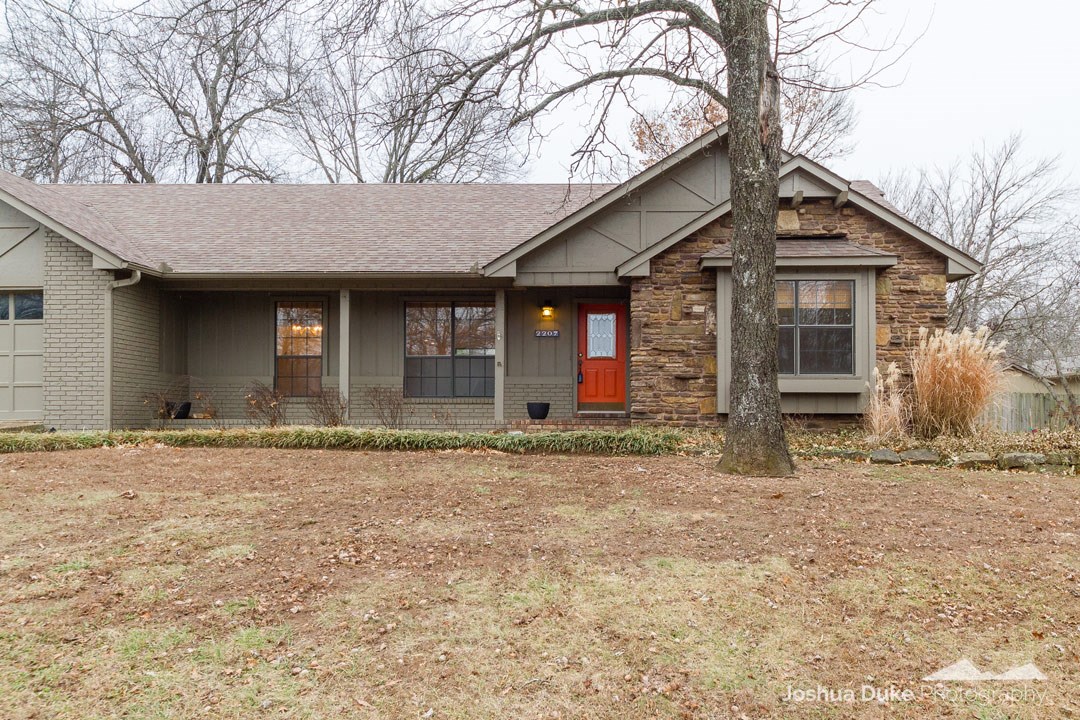 Hard-to-find ranch style home on large 0.3 acre (m/l) east Fayetteville lot with in-ground swimming pool & hot tub! Great curb appeal on beautiful street. Living room w/vaulted ceiling, natural stone fireplace, glass slider to patio. Formal dining, breakfast nook opens to kitchen w/granite, stainless steel appliances including fridge, pantry. Master bdrm w/glass slider to patio, walk-in closet, en suite bath. Lots of storage, mud room. Privacy fenced backyard w/double gate, pergola, mature trees.