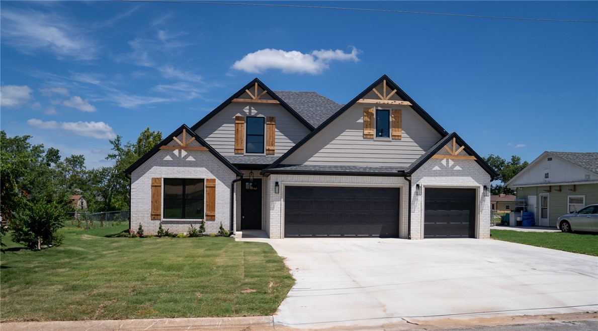 Beautifully crafted new construction in the heart of Rogers! This quality-built home offers 5 spacious bedrooms, 3 full bathrooms, an open-concept layout, and a split floor plan—perfect for modern living. Thoughtfully designed with luxury finishes throughout, every detail has been crafted for style and comfort.
Enjoy an unbeatable location—just 5 minutes from downtown Rogers, 15 minutes to the Walmart Home Office, and conveniently close to shopping, dining, and entertainment.
Builder Incentive: Receive up to $5,000 toward blinds or a privacy fence
Preferred Lender Bonus: Get up to $2,500 in flex credit toward closing costs or an interest rate buy-down when using the preferred lender.
Don't miss this incredible opportunity to own a beautiful new home in one of Northwest Arkansas' most desirable areas!