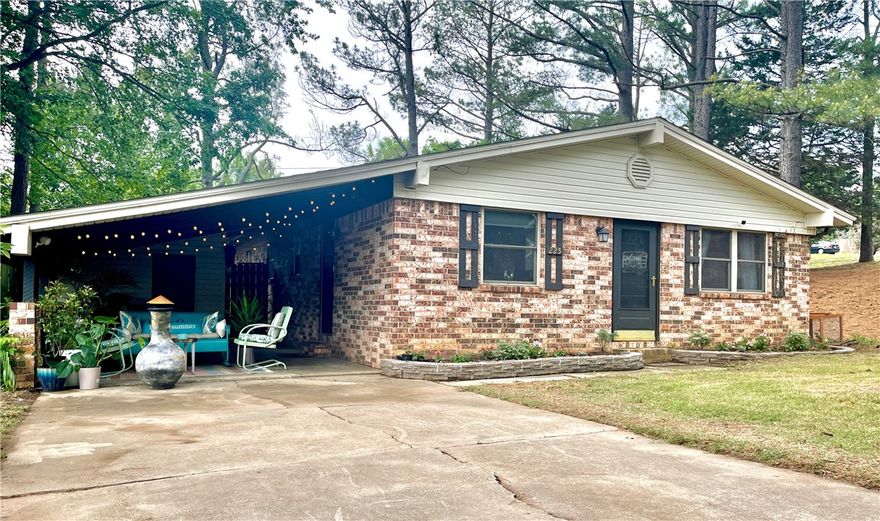 Such a RARE find in this market and, at this price - Wow !  Nicely updated 3 BR/2 Full BA home in town but with great country feel, pace & surroundings.  Massive Master Suit with newer master BA sets this home way above anything in this price point. Wait, there's nothing else in this price point !  Walk to school or the store and enjoy the wonderful West Fork community yet only 10 minutes from Fayetteville.
Corner lot provides added privacy, while mature trees provide abundant shade on those warm NWA days. Double living rooms, great kitchen that opens into formal dining make this rare find ready to entertain ! Home has so much charm and warmth.  You feel it when you walk in.
So hard to find anything good in this price point.  This one, is move-in-ready.  The only thing this home is missing is... You !