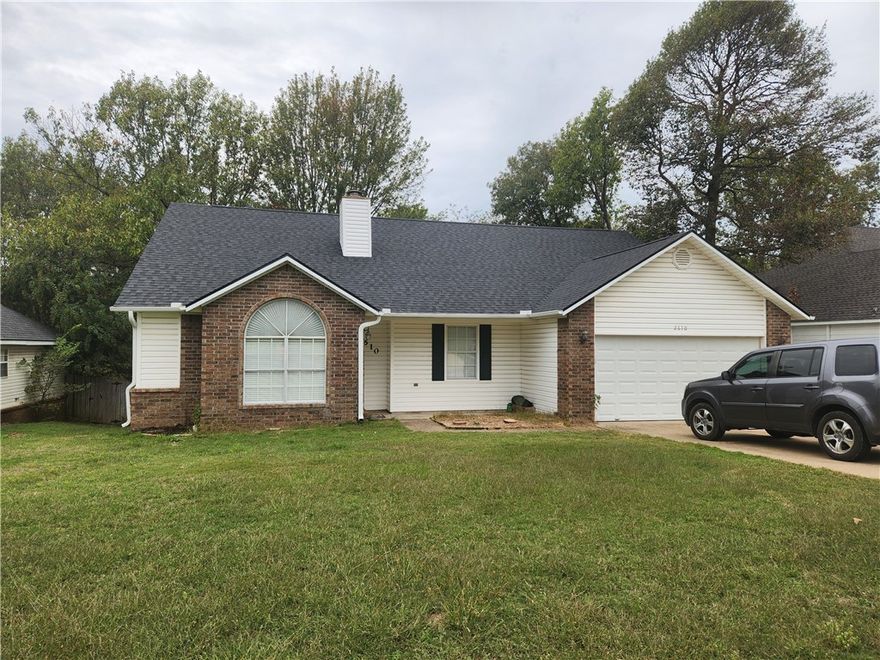 Beautiful 3 bed 2 bath home in a great Springdale neighborhood! Close to the Randall Tyson Complex, and Tyson Corporate Offices, as well as the Walmart Supercenter and Helen Tyson Middle School. Bright open floorplan with hard surface flooring throughout, and a wood burning fireplace in the living room. Kitchen has been remodeled with granite countertops and stainless-steel appliances. All appliances are provided including washer/dryer. Lawn care provided by landlord. Owner will manage with approved applicant. $200 refundable pet deposit, 2 pet limit, 15 lb max
Available for move in Nov 1st