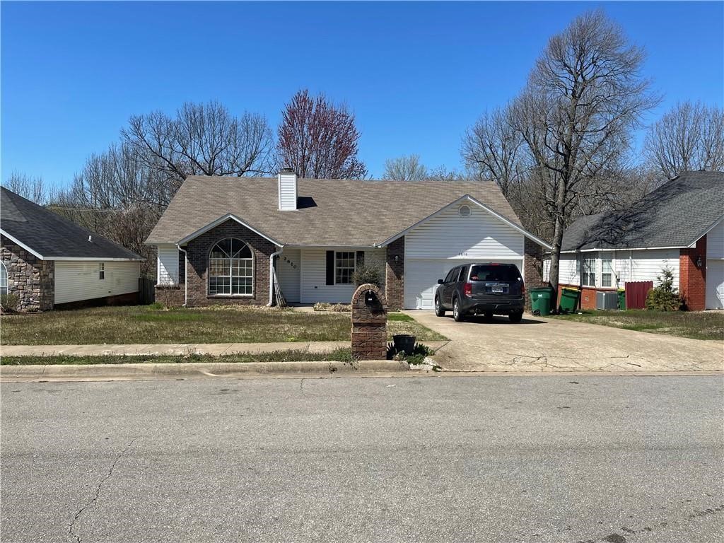 Beautiful 3 bed 2 bath home in a great Springdale neighborhood! Close to the Randall Tyson Complex, and Tyson Corporate Offices, as well as the Walmart Supercenter and Helen Tyson Middle School. Bright open floorplan with hard surface flooring throughout, and a wood burning fireplace in the living room. Kitchen has been remodeled with granite countertops and stainless-steel appliances. All appliances are provided including washer/dryer. Lawn care provided by landlord. Owner will manage with approved applicant. $200 refundable pet deposit, 2 pet limit, 15 lb max
Available for move in Nov 1st, but cannot be shown until the current tenants vacate at the middle of the month.