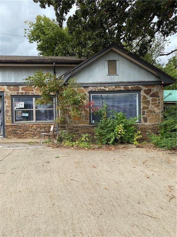 Great Location for your office, or start up business. MLK frontage in a growing area. Month to month lease, tenant pays utilities. $825 deposit and $825 monthly rent.
