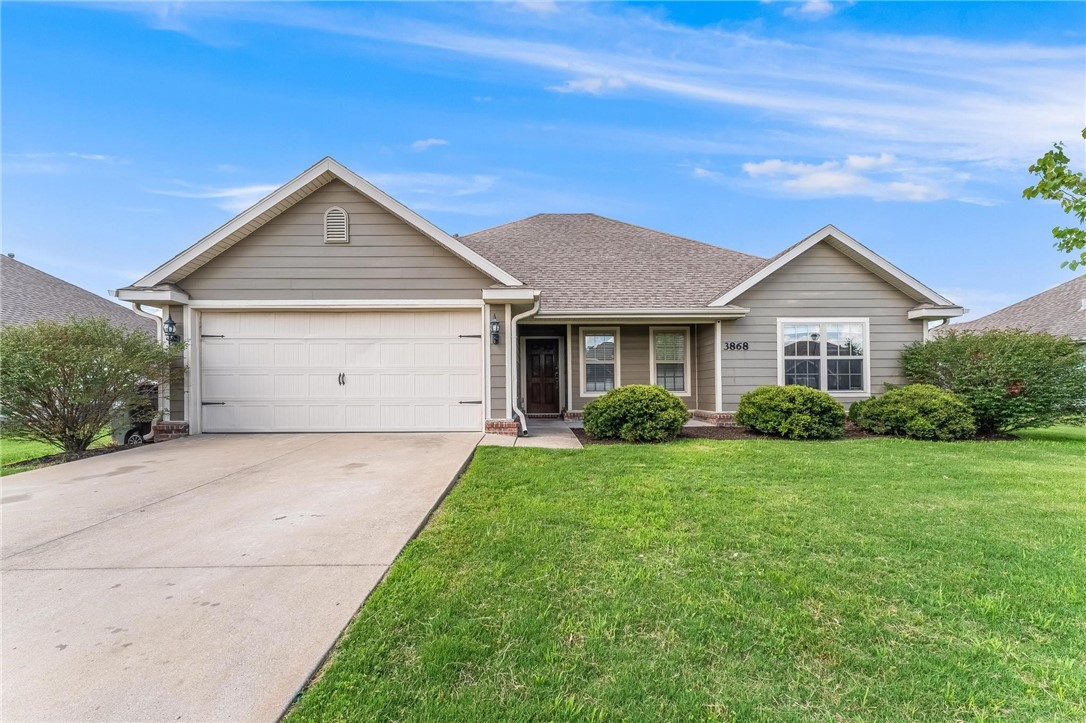 This beautifully designed 4 bedroom home offers a perfect blend of comfort, convenience, and location. Nestled just steps away from Lakeside Junior High and Don Tyson School of Innovation, your morning routine just got easier with top-rated schools within walking distance. Walter Turnbow Elementary is also just around the corner, making this a truly family-friendly location. Enjoy easy access to Don Tyson Parkway, streamlining your daily commute. Plus, you'll love being just a short walk to Charlie & Willie George Parkāperfect for evening strolls, weekend sports, or enjoying nature with the kids.
Inside, this home features a desirable split floor plan and is packed with upgrades: elegant granite countertops, stainless steel appliances, and a fireplace for cozy nights in. Step outside to a fully fenced yard with a covered patio, ideal for relaxing or entertaining guests.
Whether youāre growing your family or just looking for a peaceful neighborhood near everything Springdale has to offer!