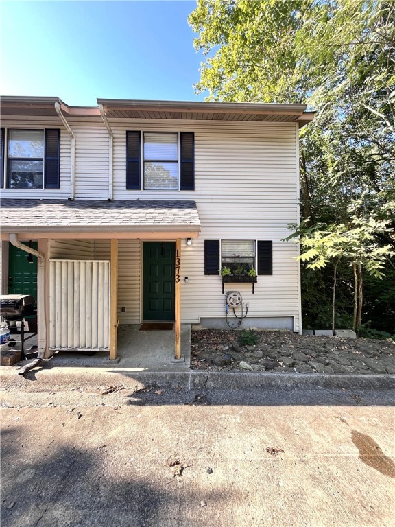 Welcome to your new home in Fayetteville! This cozy property is located in a quiet neighborhood, offering both comfort and convenience.
Property Highlights
- 3 bedrooms | 2 bathrooms
- 1,390 sq ft
- Pet-friendly with fee
- Trash and Lawncare included