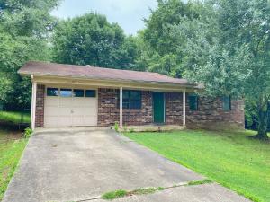 Cute and Cozy home on the outskirts of Russellville. This home has so much to offer with three bedrooms, a large living area, garage and lovely kitchen. The backyard is fully fenced and offers some wooded privacy for your family to enjoy the summer months outside!