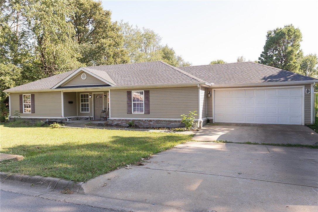 Location is always a plus ! This centrally located house offers the convenience of being in an easy access location. House offers you 3 bedrooms, 2 full bath , split floor plan .
Roof , water heater, HVAC system were replaced in 2022 .