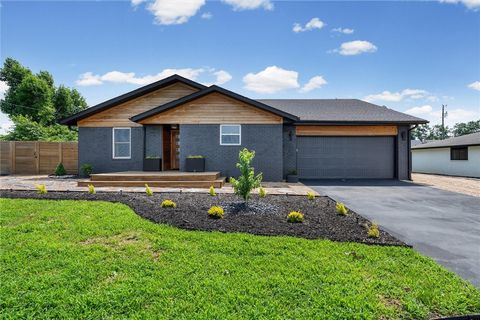 Photo of 1601 S 17th Street, Rogers, AR 72758 (MLS # 1349770)