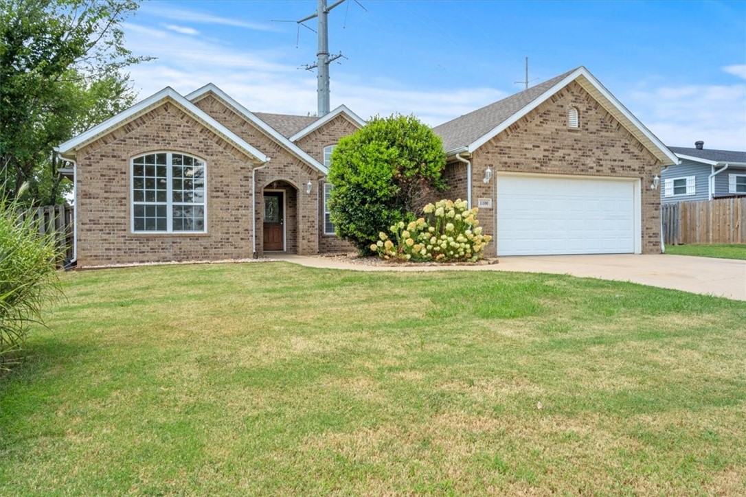 This all-brick, 4-bedroom, 2-bathroom residence in Bentonville is a fantastic find. The location is incredibly convenient, with proximity to Coler Mountain Bike Preserve for outdoor enthusiasts, a fire station close for added safety, top-rated schools for families, and just minutes away from downtown Bentonville and Centerton for easy access to amenities, shopping, and dining.
The split floor plan offers a practical and spacious layout, perfect for families or individuals who value privacy and comfort. The home has been freshly painted , additionally, the granite countertops in the kitchen , making it an excellent choice for those who enjoy cooking or entertaining.
Ready for immediate move-in is a significant advantage, saving potential buyers the hassle and expense of renovations or repairs. This residence offers the perfect blend of location, amenities, and condition, making it an attractive option for anyone looking to settle in Bentonville.