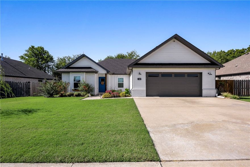 Charming 3-Bed, 2-Bath Home in Farmington, AR – Your Private Oasis Awaits!
Nestled in a highly sought-after neighborhood with top-rated Farmington schools, this
beautifully designed home offers the perfect blend of comfort, style, and privacy. Step inside
to an open-concept layout that seamlessly connects the kitchen, dining, and family room—
ideal for entertaining or cozy nights in. The family room features a stunning fireplace that
anchors the space with warmth and character.
Enjoy a split floor plan that provides privacy and functionality, with the primary suite tucked
away from the guest bedrooms. Step outside to a covered patio where you’ll be greeted by
breathtaking sunset views and a serene backyard oasis—no neighbors behind you, just peace
and nature.
Whether you're hosting summer barbecues or enjoying quiet evenings under the stars, this
home offers the lifestyle you've been dreaming of.
