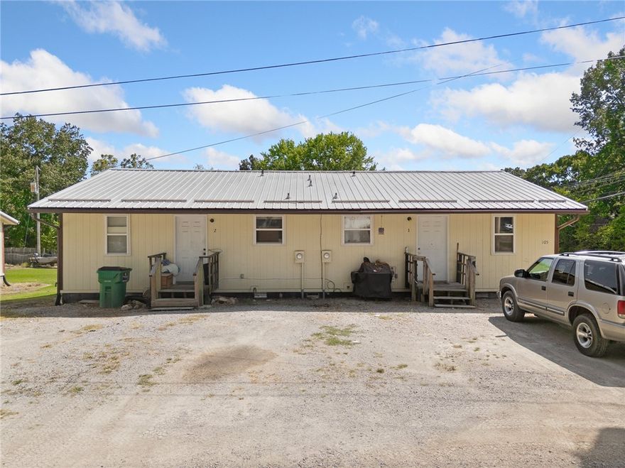 Duplex in Yellville! Each side offers 2 bedrooms, 1 bath, and 700 sq.ft. of living space. Conveniently located. Great investment opportunity!