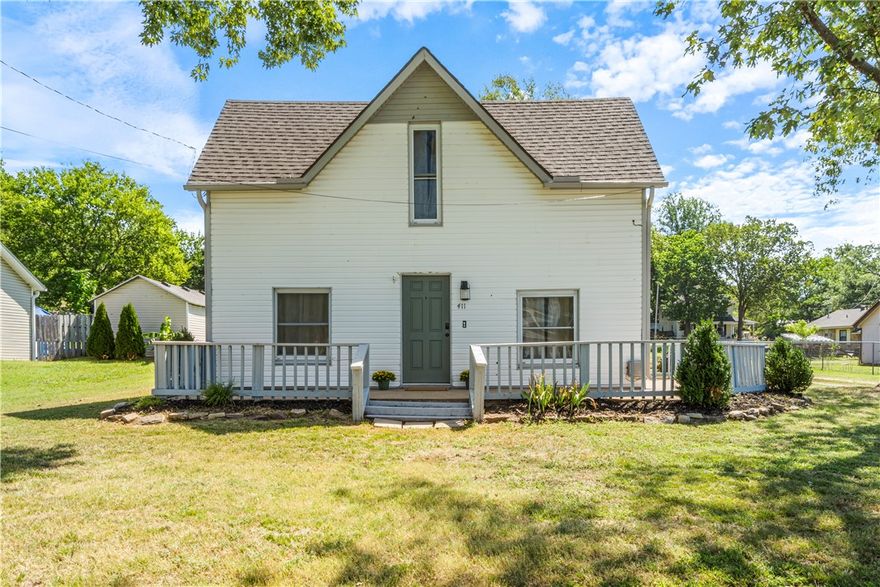 Love the character of downtown Siloam Springs? This home puts you right in the middle of it all—just steps from Bob Henry Park and the scenic Dogwood Springs Walking Trail, and only a few blocks from downtown favorites like Pure Joy Ice Cream and 28 Springs. Inside, you’ll find 3 bedrooms (2 upstairs) and 1 bathroom, blending original charm with thoughtful updates. The kitchen has been completely remodeled with new cabinets, light fixtures, flooring, doors, and water heater.
Whether you’re searching for your first home, downsizing, or investing in a walkable lifestyle, this property offers a rare chance to live in one of Siloam Springs’ most vibrant and convenient neighborhoods. Come see it for yourself—you’ll love what you find!