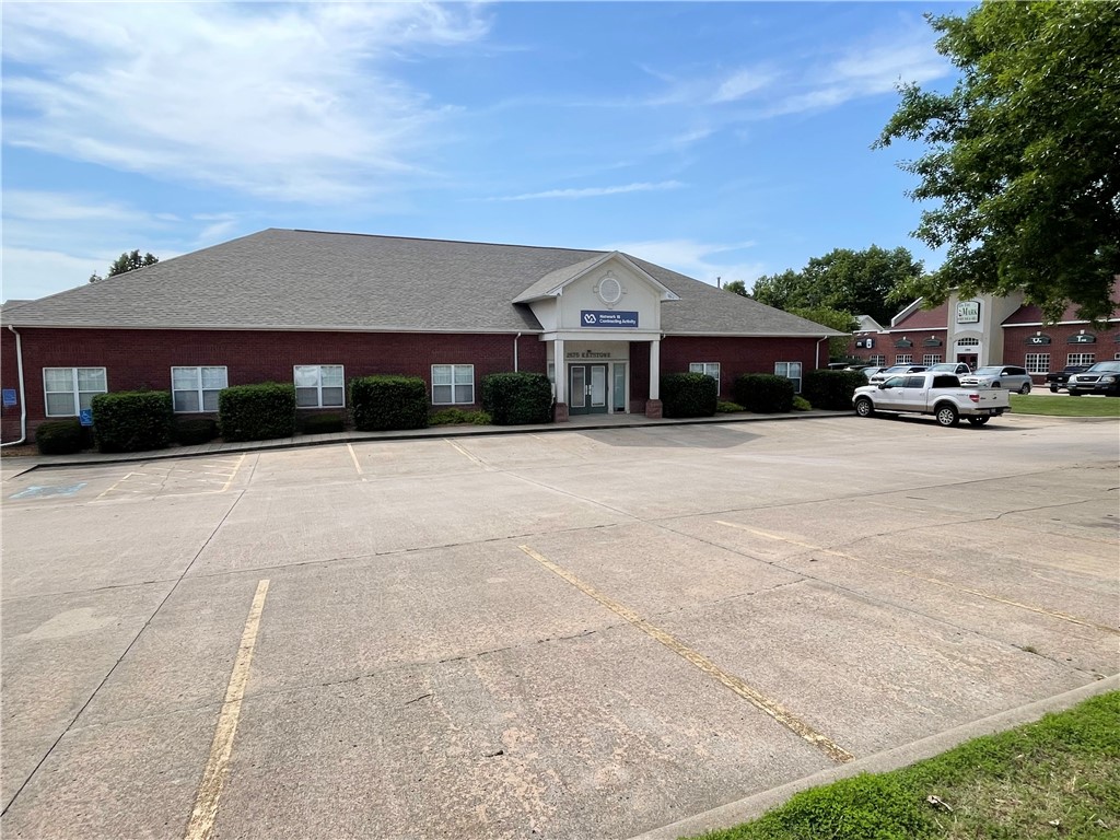 Prime location, centrally located, very close to I-49, College Ave, University and Hospital. Building is visable from Gregg St, and is on U of A bus route. Ample dedicated parking. Has separate mens/womens restrooms, kitchen/breakroom, janitor closet, several storage closets, and dedicated waiting room, front and back entrances. In process of replacing flooring in kitchen, baths, and waiting room with vinyl plank style.