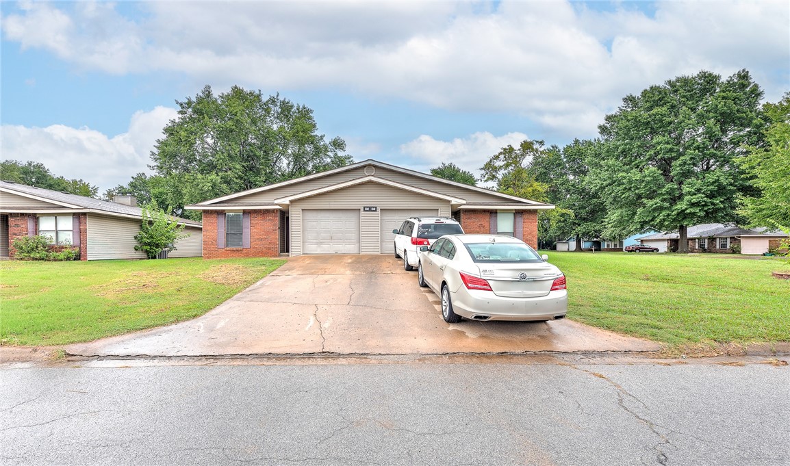 Excellent investment opportunity in West Fayetteville! Freshly remodeled duplex (3 bedrooms, 2
bathrooms, 1 car garage per side) with brand new flooring, paint, refinished cabinets, new counter tops,
and new lighting & plumbing fixtures throughout. Brand new kitchen appliances including Refrigerator!
Washer/dryer hookups. Conveniently located just a mile from I-49 and less than 3 miles to the UofA.
Close to bus routes, trails, shopping, restaurants, and all amenities Fayetteville. Note: The left unit 3342 Harvard is available for showings. Please do not disturb tenants in 3340 Harvard.