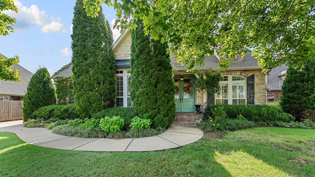 4302 W Willowbend Drive