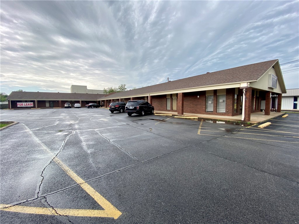 Great affordable office space with monthly rent of $1,026. This unit has 7 private offices, reception area, and large pit area. In addition, you have access to common area kitchenette, bathrooms, and conference room. Easy access right off Thompson behind Mary's Natural Health Foods.