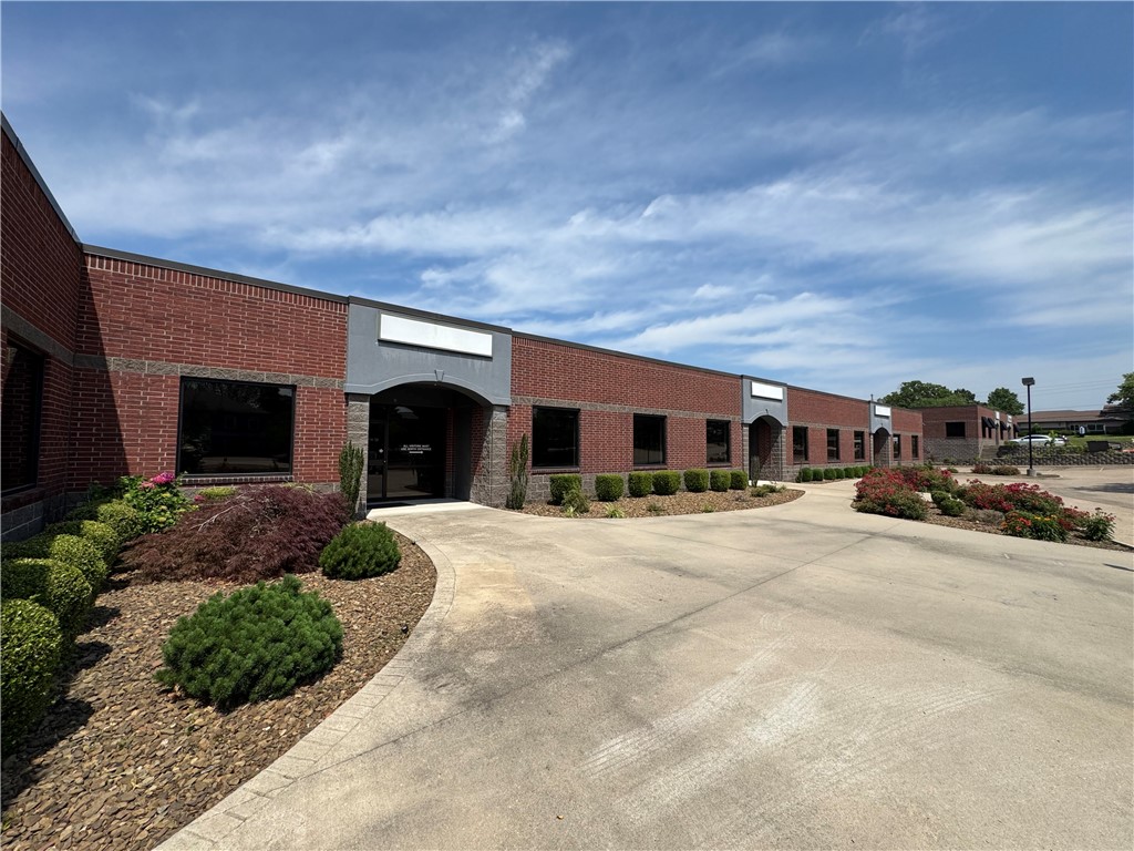 4,500 sq ft office space for lease near the W Monroe Avenue and Highway 71B intersection and is convenient to retail amenities and near the J.B. Hunt Transport corporate offices.