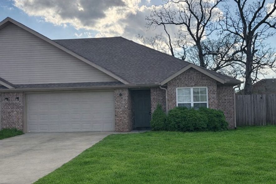 Conveniently located 3 Bed 2 Bath 2 Car Garage duplex sits just off Hwy 102 in Centerton. Lots of amenities and close to everything Centerton & Bentonville has to offer! The unit comes fully equipped with all major appliances, making move-in easy and hassle-free. Step outside to enjoy a fully fenced backyard, offering privacy and security—perfect for relaxing, hosting gatherings, or letting pets roam freely. **Pics may not be of exact unit **