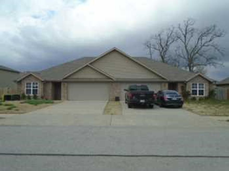 Conveniently located 3 Bed 2 Bath 2 Car Garage duplex sits just off Hwy 102 in Centerton. Lots of amenities and close to everything Centerton & Bentonville has to offer! The unit comes fully equipped with all major appliances, making move-in easy and hassle-free. Step outside to enjoy a fully fenced backyard, offering privacy and security—perfect for relaxing, hosting gatherings, or letting pets roam freely. **Pics may not be of exact unit **