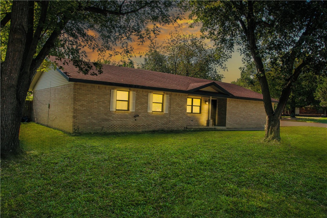 Searching for a spacious home with style and comfort? This beautifully remodeled 5-bedroom, 2-bath home is perfectly situated in one of Springdaleās most desirable west-side neighborhoods. Enjoy the convenience of being just a short walk to the elementary school, fine dining, and minutes from I-49.
Inside, youāll love the modern updates throughoutāa fully remodeled kitchen and bathrooms, granite countertops, no-carpet flooring, and fresh interior paint. A cozy wood-burning fireplace adds warmth and charm, creating the perfect place to unwind.
Step outside to your oversized backyard, ideal for gatherings, playtime, or peaceful evenings under the stars.
This move-in-ready home blends comfort, convenience, and everyday functionality.
Seller offering $5,000 toward a rate buy-down or closing costsāmaking your dream home even more attainable!