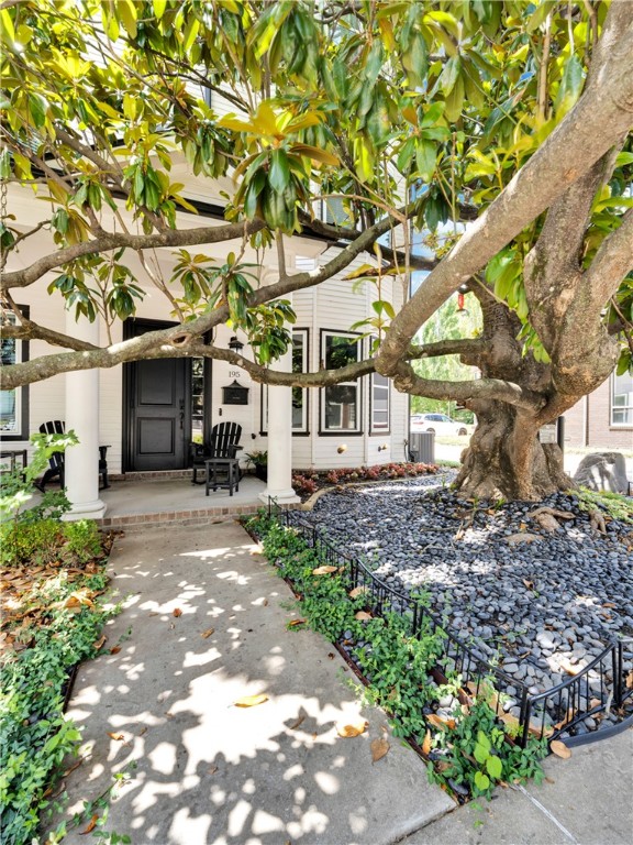 Center of Fayetteville! This three level townhome located between the Fayetteville Square and Dickson St. convenient to the University of Arkansas and the library. With 3 bedrooms and 3.5 baths, custom cabinets, quartz counters, gas cooktop, open kitchen/living design with, wood flooring, optional flex room (office, 2nd living, workout area), entertainment deck over the 2 car garage and fully landscaped.
