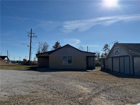 Photo of 1220 13th Street, Rogers, AR 72756 (MLS # 1330805)