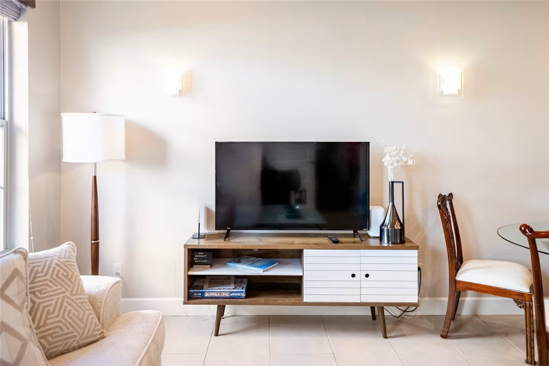 AMERICAN FLATS REGIME INC - Residential Lease