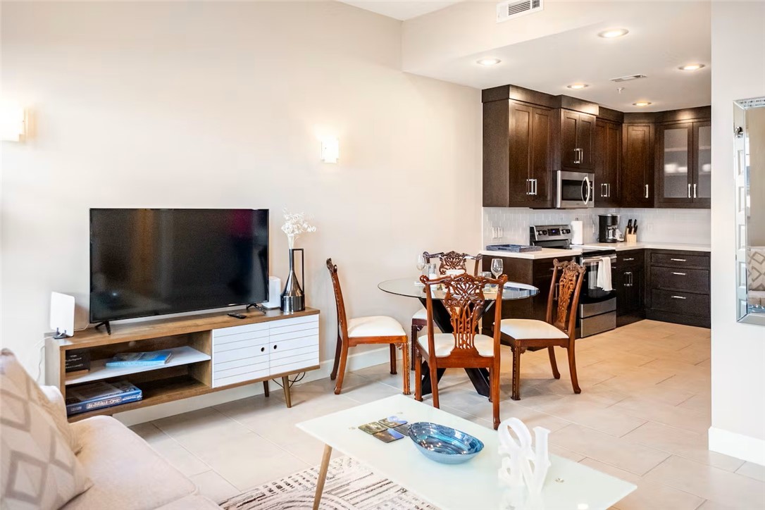 AMERICAN FLATS REGIME INC - Residential Lease