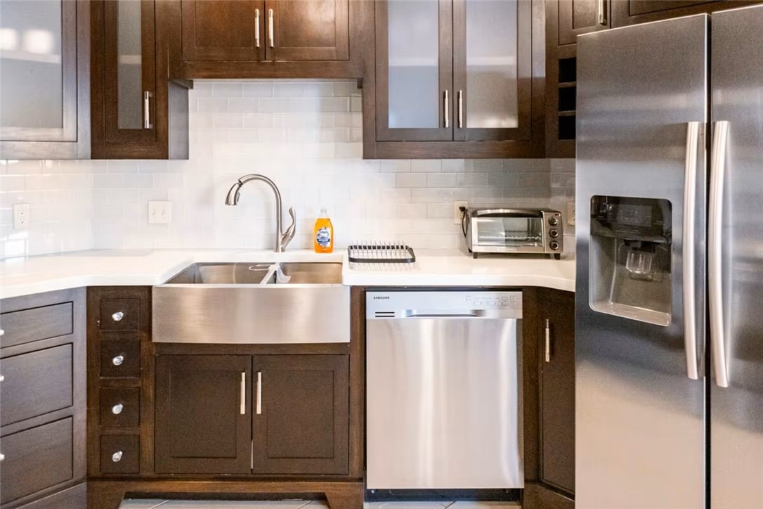 AMERICAN FLATS REGIME INC - Residential Lease