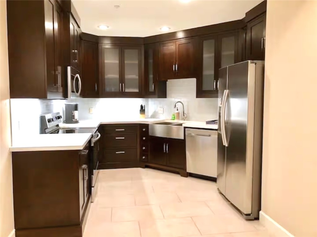 AMERICAN FLATS REGIME INC - Residential Lease