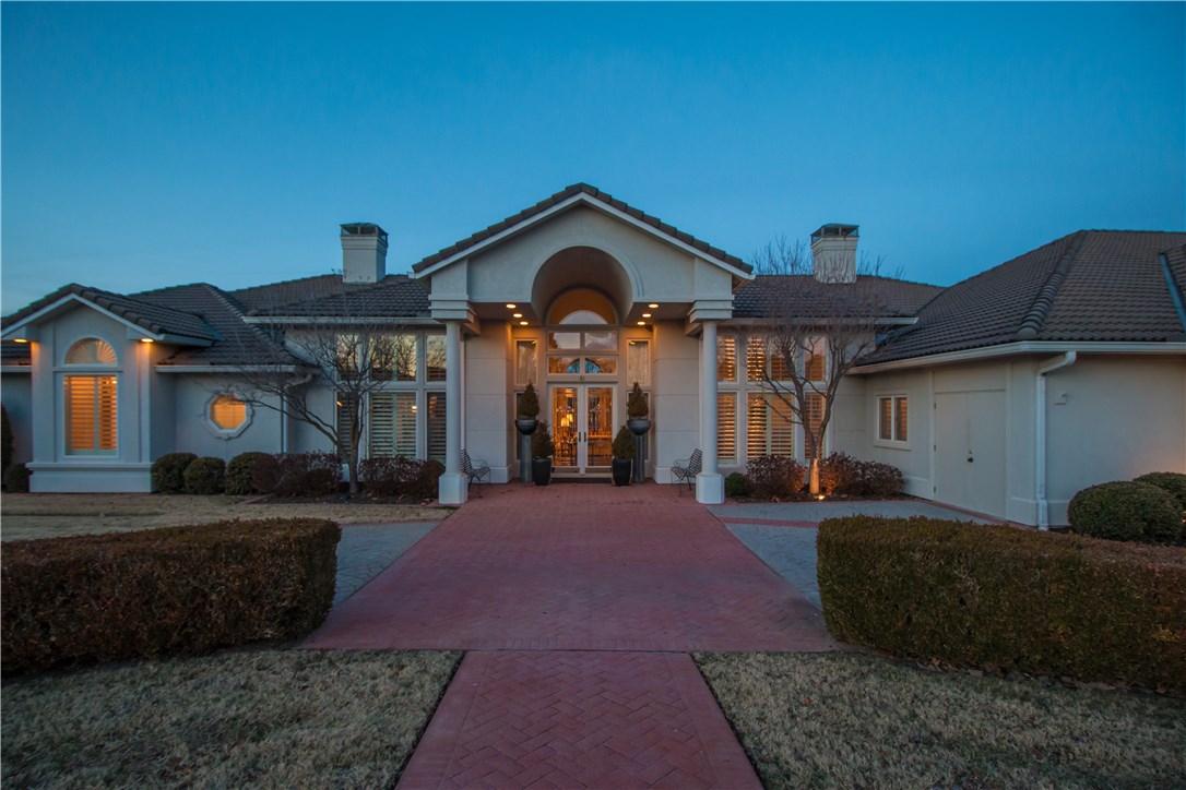 Heated/Cooled square footage includes garage. Stunning one-level stucco estate overlooking the 11th hole of gated Pinnacle Country Club golf course. Dramatic views from the 12-sets of French doors overlooking lush grounds. Stately interior featuring custom hardwoods and moldings, soaring ceilings, master w/sitting room, kitchen/hearth room w/large island, formal dining, & library. Heated/Cooled garage with abundant storage.