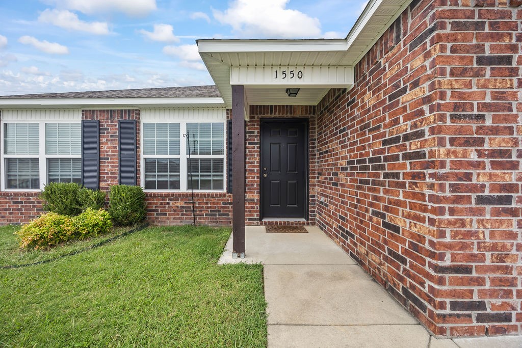 Welcome to your dream home in Centerton, AR! This charming 3-bedroom, 2-bathroom residence is perfectly situated down the road from Bentonville West High School, making it an ideal spot. Located in a vibrant neighborhood known for its friendly community, this property is more than just a home ā itās a lifestyle! Step inside to find a spacious living area that is perfect for gatherings and entertaining friends. The kitchen boasts modern appliances and ample counter space, ideal for those who love to cook. The cozy bedrooms offer plenty of natural light and storage options, ensuring a comfortable retreat for everyone. Enjoy the outdoor space with a lovely backyard, where you can create your private oasis or play area for children. With its incredible price and potential for appreciation, this home is not only a fantastic personal haven but also an outstanding investment opportunity.