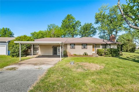Photo of 2204 Lincoln Street, Siloam Springs, AR 72761 (MLS # 1343940)