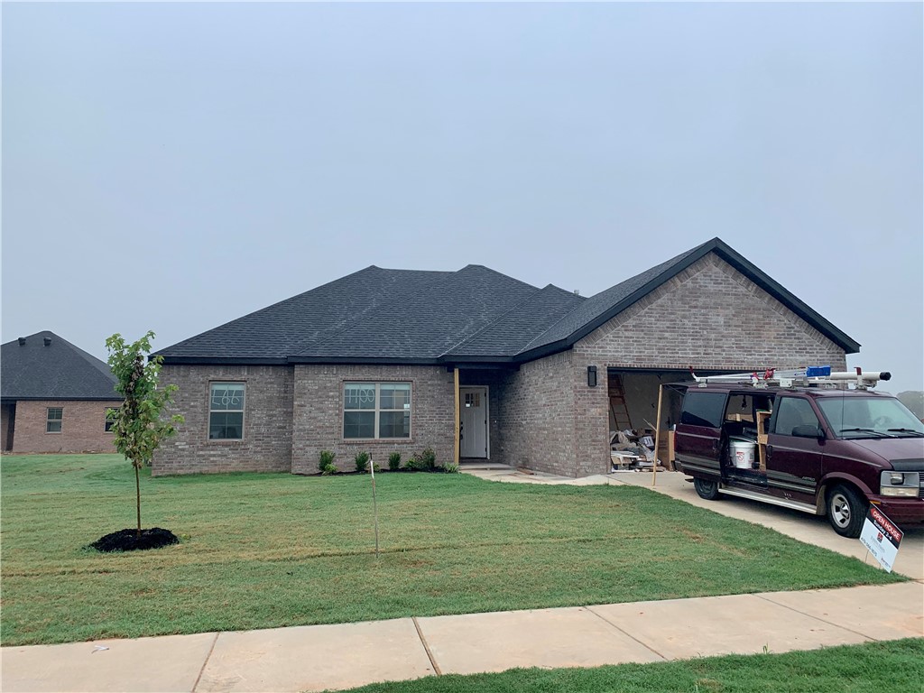 Built in 2020 this 4 bed 2 bath home is located directly behind the new Pea Ridge High School and only minutes from Bentonville! Amenities include high end custom cabinets w/ glass inserts, large kitchen island, upgraded granite & fixtures, gas range, hardwood floors, tile shower, whirlpool tub, raised ceilings, 2'' faux blinds, large covered patio, & much more!