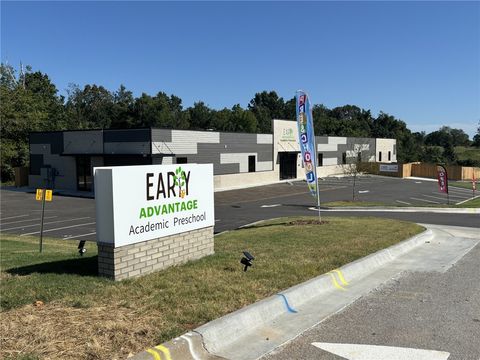 1095 E Lowell Avenue Cave Springs AR 72718