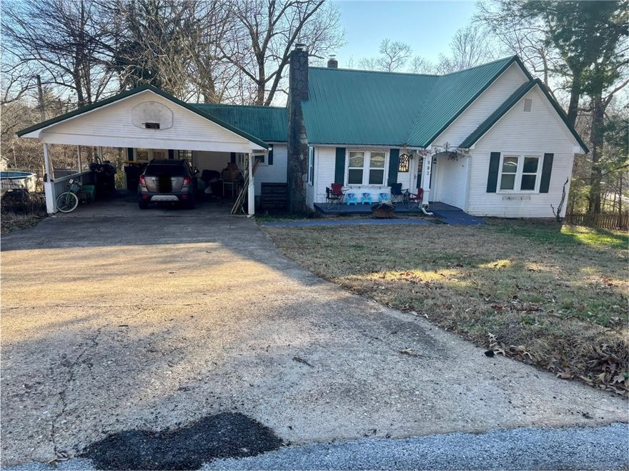 Comfortable 3 BR home with basement.  Fenced back yard. Conveniently located to all of Harrison's amenities and close to schools.  Ideal for new family or investor.  Just minutes from family-friendly entertainment in Branson, Missouri, within 20 minutes to the Buffalo National River.