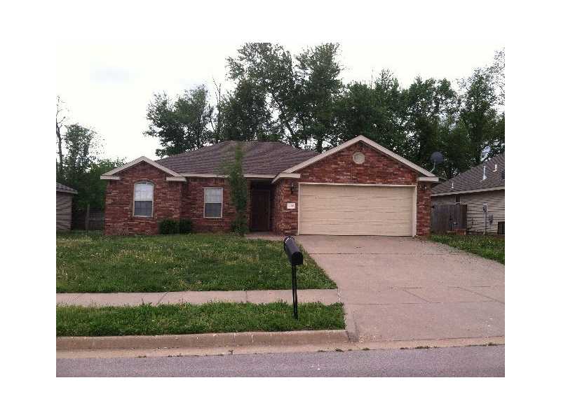 AUCTION.COM PROPERTY. BID STARTS 6/2/14-6/5/14. GO TO AUCTION.COM TO PLACE ALL BIDS!!! COVERED BACK PATIO, SPLIT FLOOR PLAN, UTILITY ROOM, CORNER FIREPLACE, GREAT LITTLE HOME IN NW ROGERS. CENTRALLY LOCATED TO THE BYPASS AND NEARBY FOOD & SHOPPING.,For special financing and incentives, Seller requests ALL potential buyers contact Chase Mortgage Banker, Todd Henwood at 614.213.9024 or todd.henwood@jpmchase.com. NMLS#918257