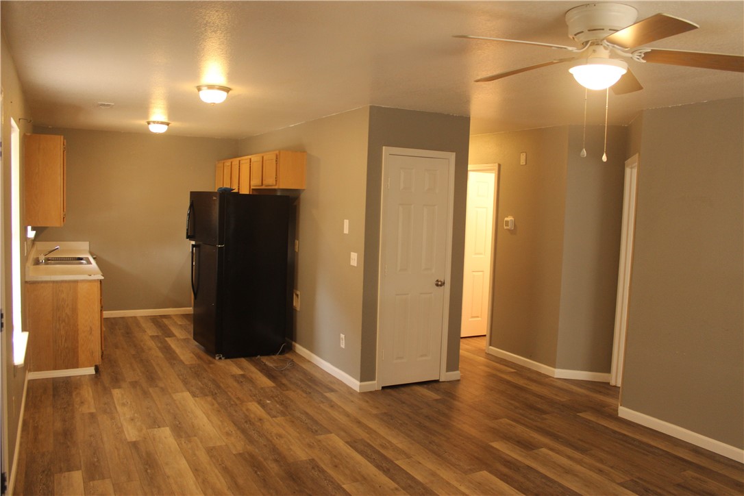 Nice 2 bed / 1 bath, vinyl plank floor apartment less than a mile outside the Pea Ridge 4 way stop. Building is close to Pea Ridge schools, shopping, vets, banks, fast food and much more. Remain private yet close to recreation and business. 10 minutes to I49. Owner/Landlord holds a valid Arkansas real estate license. 
***No cats allowed.
Owner does run a background checks on all party's over 18 living in unit. No credit checks.