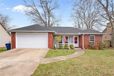 Photo of 307 Glenwood Place, Siloam Springs, AR 72761 (MLS # 1339182)