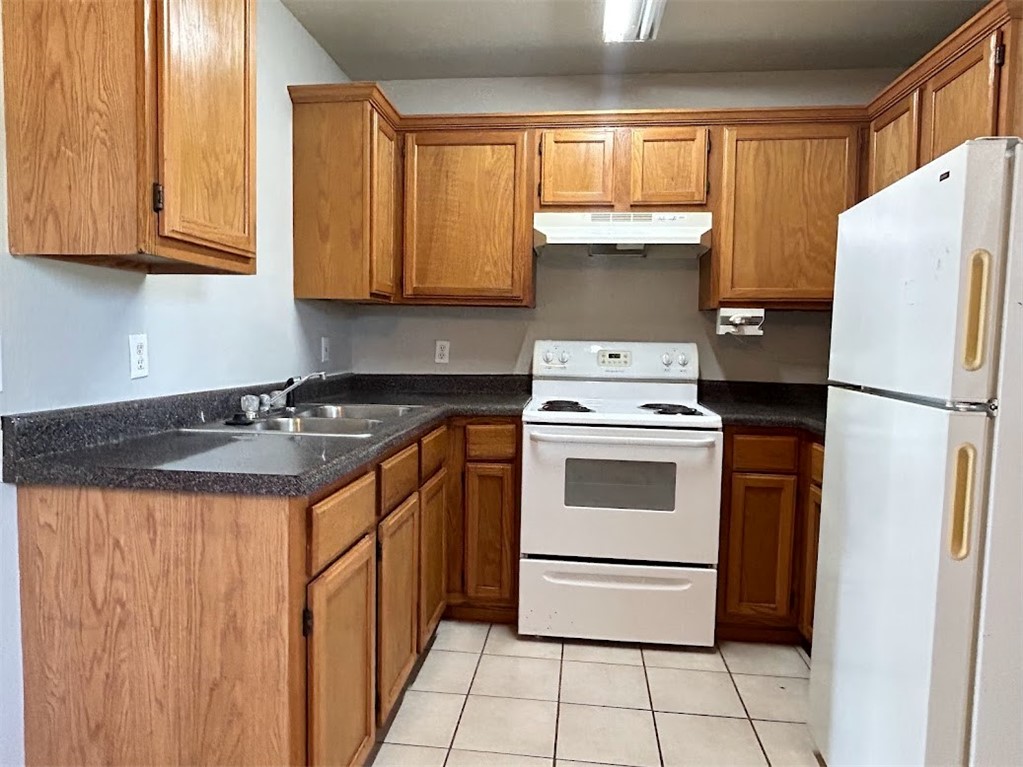 Very nice 1 bedroom, 1 bath apartment with walk-in closet. Kitchen has full size refrigerator, stove and garbage disposal. Bathroom has stackable washer and dryer, shower/tub combo. Vinyl Plank and ceramic tile throughout. Downstairs apartment in six-plex. All electric unit. Tenant pays electric only. Water and trash included with rent. Great location! Close to U Of A.