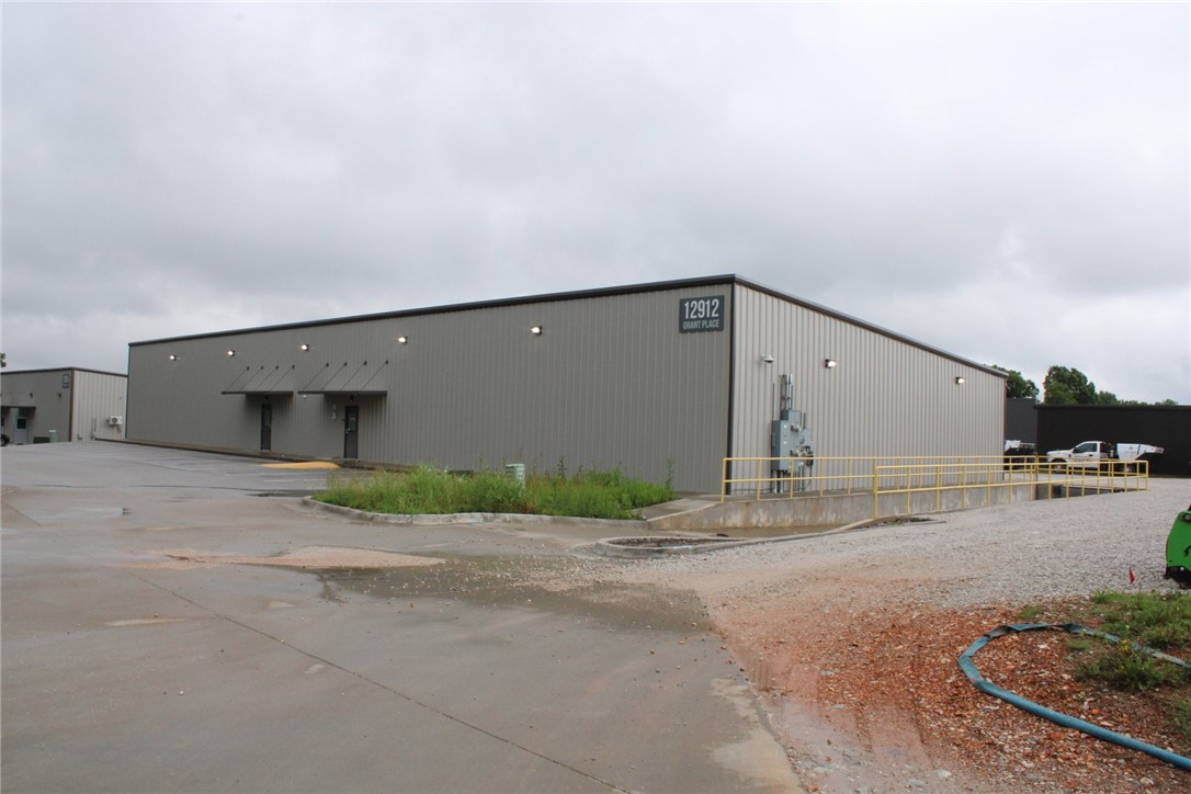 For Lease: 4,500 SF warehouse suite available in Bentonville, AR. Features two 12x12 roll-up doors, 13'-18' ceiling height, and single-phase power with option for three-phase. Located near Walmart HQ and Pinnacle Hills Office District, with easy access to common-use dock and up to 2 acres of yard space available. Spaces are delivered with single restroom and heater, ready for immediate occupancy. Asking $14/SF NNN.