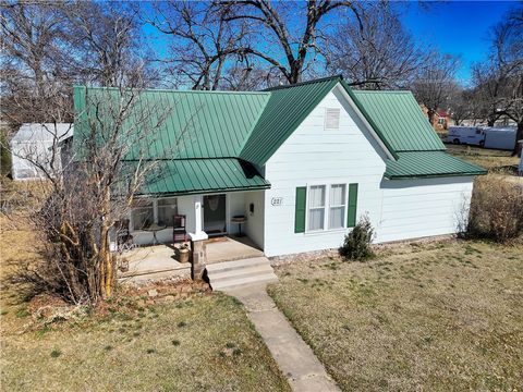 Photo of 221 W Poplar Street, Stilwell, OK 74960 (MLS # 1336459)