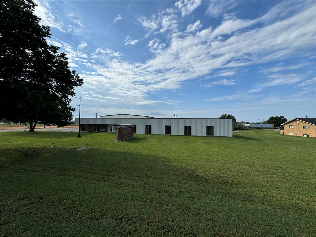 Great Commercial/Office Space located on major road frontage, convenient to Springdale Airport and the intersection of Robinson Ave (hwy 412 E) and Hwy 265. The building consists of many possible configurations of offices/meeting rooms and has been remodeled recently! The mechanicals and roof have also been updated and the building is in excellent condition! There are approximately 126 parking spaces with room for additional parking on the extra land at the back of the property. This property is owned by the Springdale School District and all offers will be contingent upon school board approval at the October 8th Board meeting.