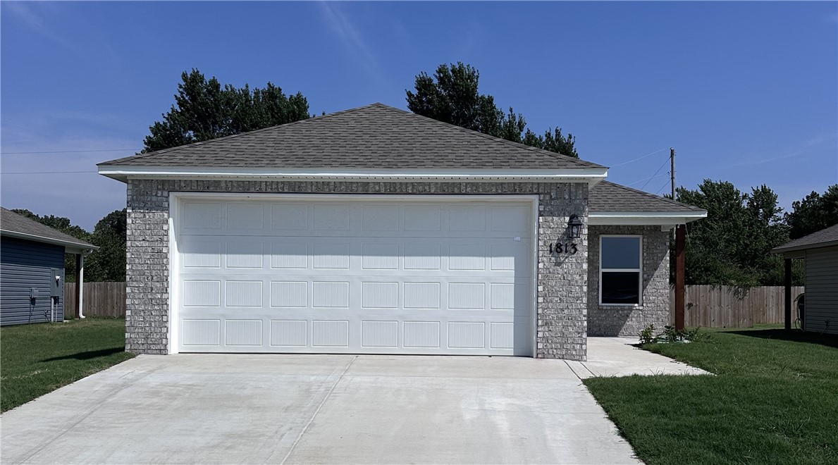 IMMEDIATE MOVE IN!!!
Embrace the charm of the Carlie ll plan, a 3-bedroom, 2-bath home designed for seamless living. Its open floor plan encourages easy interactions, while the covered entry enhances curb appeal and makes a stylish entrance statement. Relax in the spacious living area and savor the inviting eat-in kitchen, complete with energy-efficient appliances. Step into your future and discover more about this remarkable home today! *Photos are of similar model