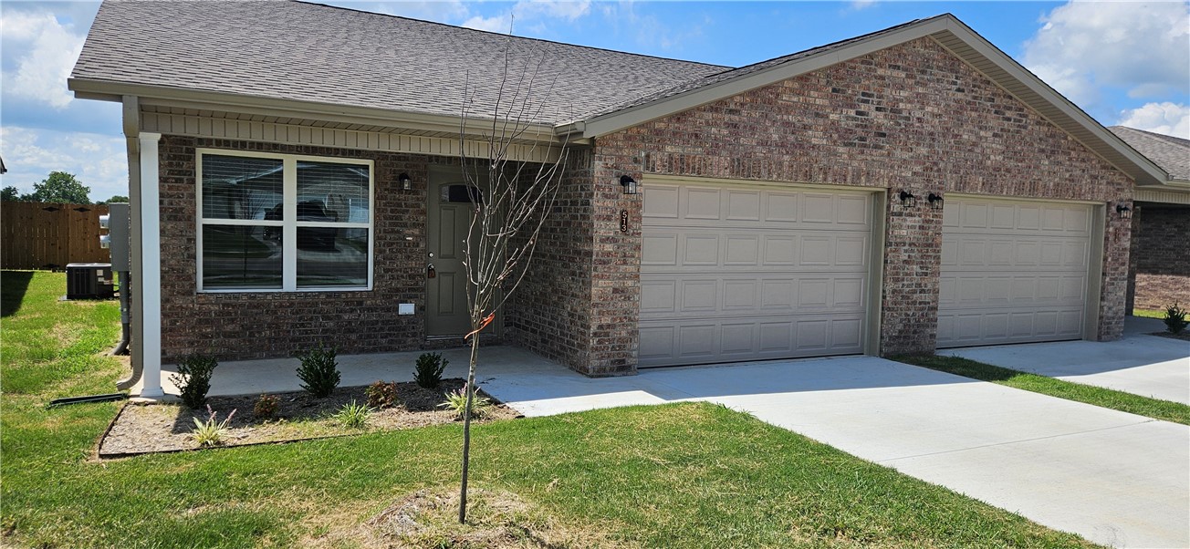 Brand new duplexes in Bentonville close to NWA Reginal Airport for lease. Home features 3 bedrooms, 2 bathrooms, 2 car garage, LVP throughout home, granite countertops, ceiling fans, open floorplan, covered back patio for grilling/entertaining, fenced in yard and all appliances included. 1 month free rent for tenant with all 1-year leases signed by September 1st, 2025.