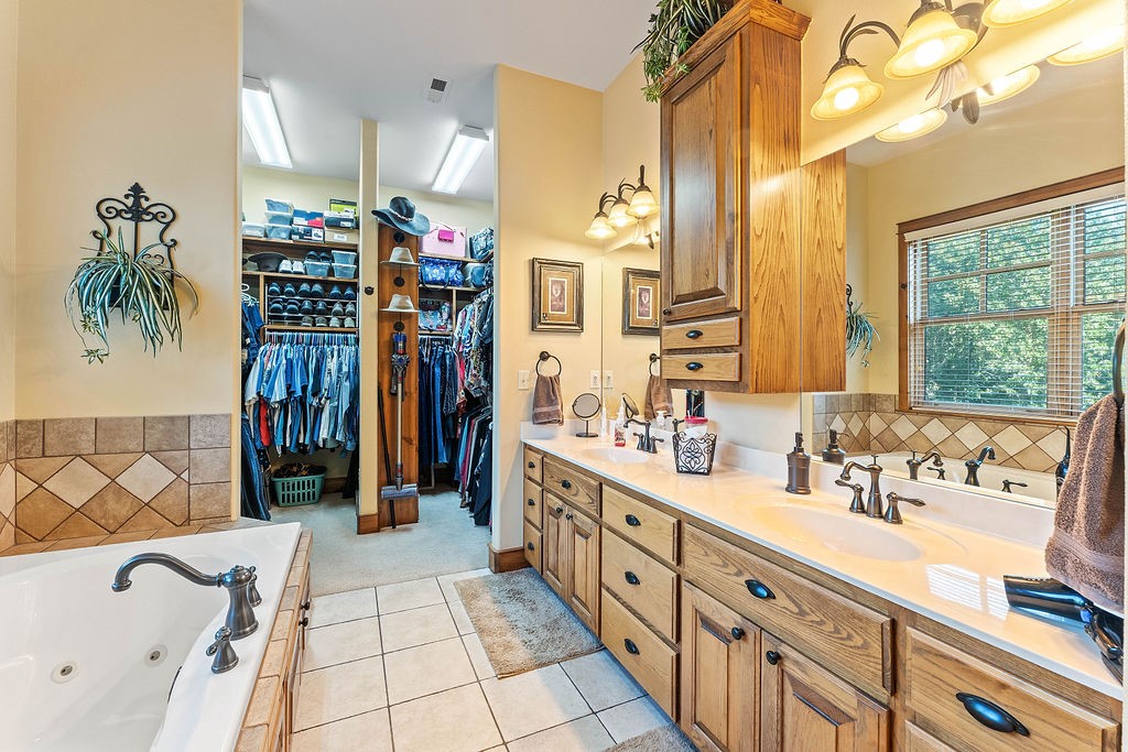 Twin Lakes Est - Residential