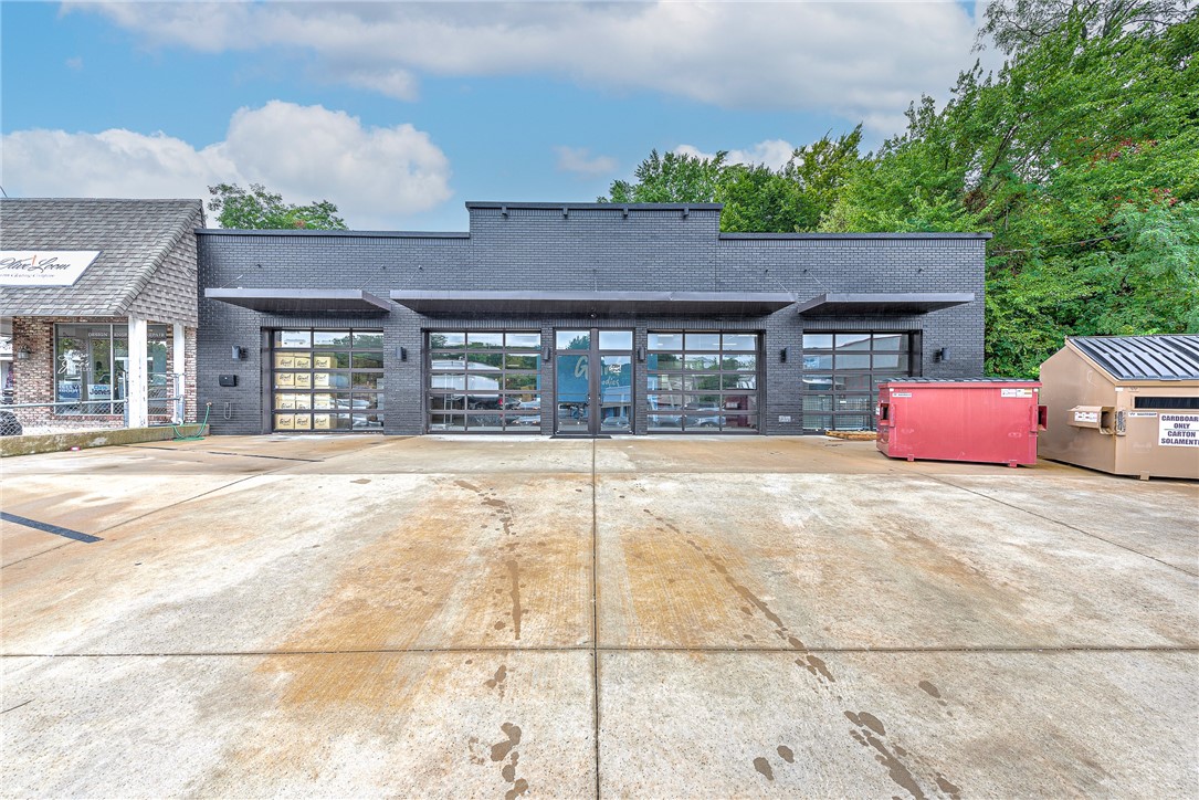 Hard to find in the heart of Fayetteville is this 6,300+ square foot building. Minutes from HWY 49, The University of Arkansas, Dickson St and Downtown Fayetteville. 65 feet of main road frontage with heavy vehicle volume. Schedule a showing today!