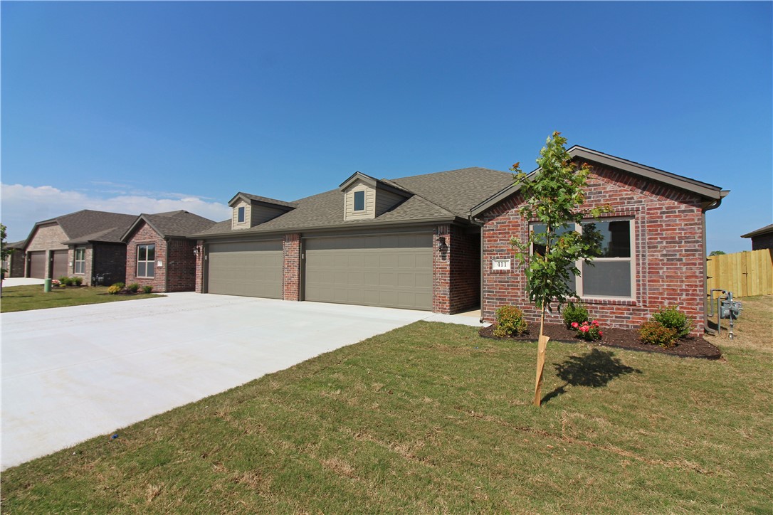 A 3 bedroom, 2 bath, 2 car garage duplex just minutes from town and shopping. Open living and kitchen, granite counters through out, split floor plan, wood tile in main and living areas, carpet in bedrooms. SS appliances, gas stove, eat in kitchen & fenced back yard for privacy. Pets negotiable. Rent with pets $1495 + 250 minimum pet deposit.