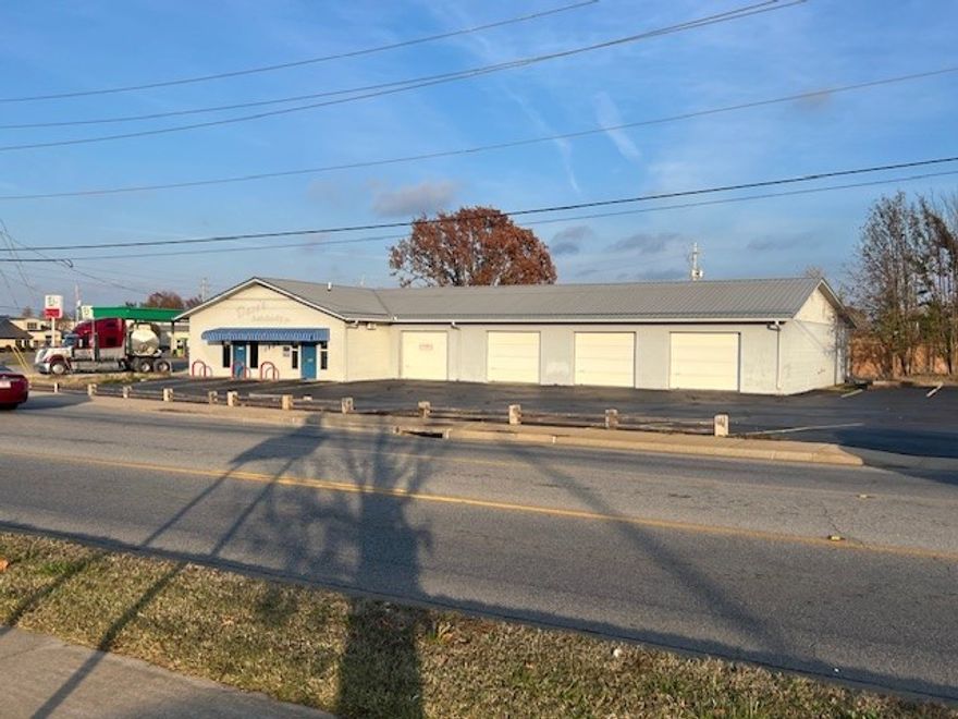 Very nice property on a high traffic road, Dick Trammel Hwy, almost 400 ft. of highway frontage, consisting of 3 parcels, two with buildings and one approximately 1.5 acres vacant land. All property basically level. 
Excellent high visibility location to start a new business.