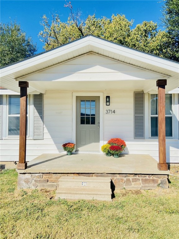 What a great home! Fully remodeled interior boasts modern finishes, easy flowing split floorplan, and great natural light! This home is on a main road, on a corner lot, so there is a possibility of a second driveway if the main one isn't what you prefer. This location is right in the middle of all of the amenities that both Farmington and Prairie Grove have to offer. This location has been used as commercial in the past so there are options for offices. Currently a functioning vacation rental. Property has passed a VA appraisal